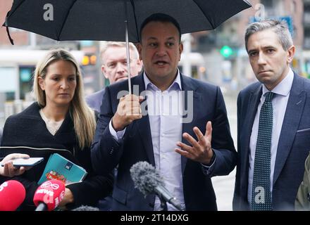 Taoiseach Leo Varadkar (Mitte) mit Justizministerin Helen McEntee (links) und Minister für weitere und höhere Bildung spricht vor den Medien, nachdem am Morgen Pendler auf dem Bürgermeisterplatz in Dublins Stadtzentrum angegriffen wurden. Bilddatum: Mittwoch, 11. Oktober 2023. Stockfoto