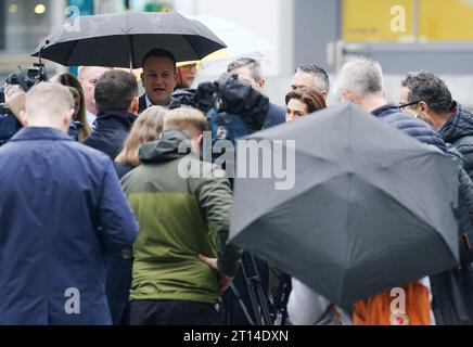 Taoiseach Leo Varadkar spricht mit den Medien nach einem Vormittagsbesuch von Pendlern auf dem Bürgermeisterplatz im Stadtzentrum von Dublin. Bilddatum: Mittwoch, 11. Oktober 2023. Stockfoto