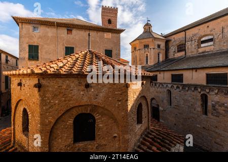 Das Albenga Baptisterium ist ein sehr wichtiges Denkmal aus dem 5. Jahrhundert, das sich in der Nähe der Kathedrale St. Michael Archange befindet. Ligurien, Italien. Stockfoto