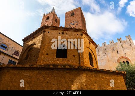 Das Albenga Baptisterium ist ein sehr wichtiges Denkmal aus dem 5. Jahrhundert, das sich in der Nähe der Kathedrale St. Michael Archange befindet. Ligurien, Italien. Stockfoto