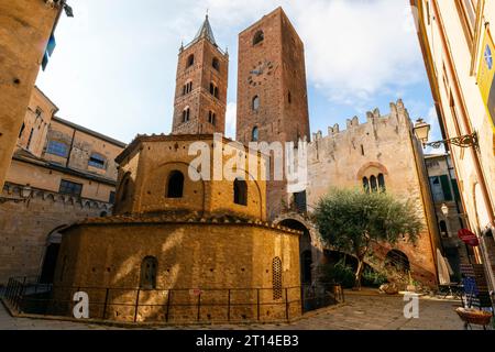 Das Albenga Baptisterium ist ein sehr wichtiges Denkmal aus dem 5. Jahrhundert, das sich in der Nähe der Kathedrale St. Michael Archange befindet. Ligurien, Italien. Stockfoto