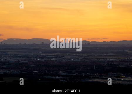 Ein malerischer Blick auf einen orangefarbenen Sonnenuntergang über dem Tal von Henares in Madrid, Spanien Stockfoto