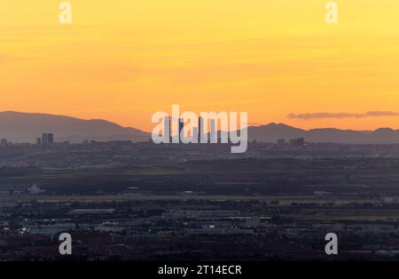 Ein malerischer Blick auf einen orangefarbenen Sonnenuntergang über dem Tal von Henares in Madrid, Spanien Stockfoto