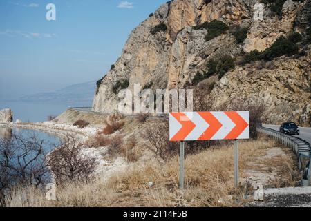 Scharfe Abbiegung Straßenschild auf einer Serpentinenstraße in den Bergen Stockfoto