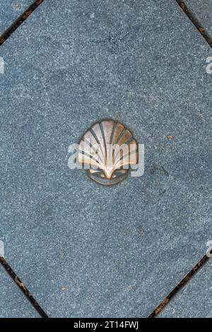 Kaunas, Litauen, 16. AUGUST 2023. Compostela Scallop Shell auf dem Bürgersteig Stockfoto