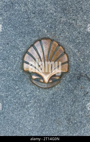 Kaunas, Litauen, 16. AUGUST 2023. Compostela Scallop Shell auf dem Bürgersteig Stockfoto