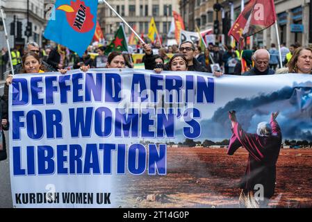 Demonstration gegen mutmaßliche türkische Kriegsverbrechen in Afrin, einer kurdischen Stadt in Syrien. Protest in London, Großbritannien. Benannt Defense Afrin. Frauenbefreiung Stockfoto