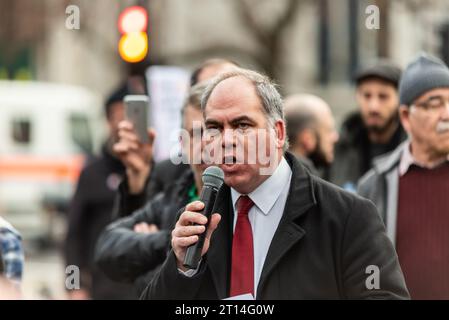 Bambos Charalambous MP Rede auf der Demonstration gegen angebliche Türkische Kriegsverbrechen in Afrin, eine kurdische Stadt in Syrien. London, Großbritannien. Verteidigen Afrin. Stockfoto