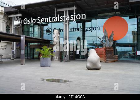 OSLO, NORWEGEN -30. JUNI 2023 - Blick auf den Hauptbahnhof Oslo Sentralstasjon (Oslo Sentralstasjon), den Hauptbahnhof in der norwegischen Hauptstadt. Stockfoto