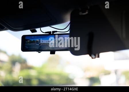 Ein digitaler 4K-Rückspiegel mit Vorder- und Rückfahrkamera am Rückspiegel. Stockfoto