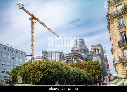 Ein Blick auf die Rückseite der Kathedrale Notre Dame in Paris, Frankreich, mit der mit Gerüsten verkleideten Kirche und einem großen Kran beim Wiederaufbau nach der Entwicklung Stockfoto