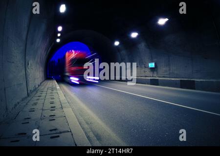 Der Motion Truck fährt nachts durch den Tunnel Stockfoto