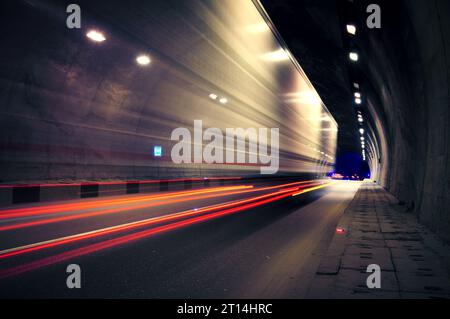 Der Motion Truck fährt nachts durch den Tunnel Stockfoto