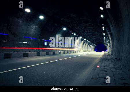 Der Motion Truck fährt nachts durch den Tunnel Stockfoto