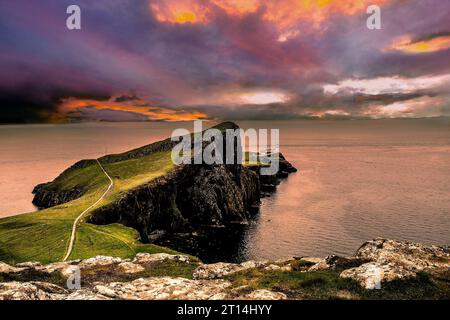 Scotland Neist Point - die westlichste Landzunge auf Skye - ist ein ikonisches Reiseziel mit atemberaubender Klippenlandschaft und einem schönen Leuchtturm Stockfoto