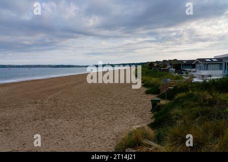 Der Strand von Llanbedrog auf der Halbinsel Llyn ist am Ende eines Sommertages fast einsam. Stockfoto