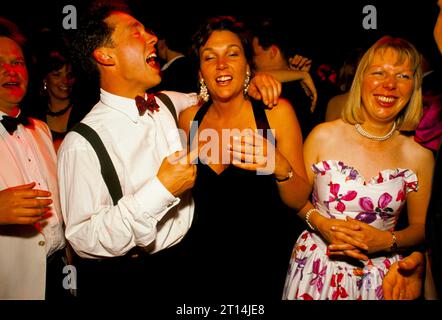 Frau und Mann, ein Paar mit Freunden, die Spaß haben, lachen. Cirencester, Gloucestershire, England, Mai 1995 1990, Vereinigte Staaten von Amerika HOMER SYKES Stockfoto