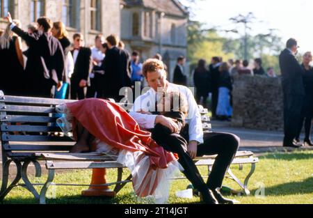 England der 1990er Jahre. Am Morgen nach der Nacht davor, am Ende des Jahres jährlicher Sommer Mai Ball. Ein Paar feiert die ganze Nacht Party, erschöpft, aber trotzdem nüchtern. Cirencester Royal Agricultural College, Cirencester Gloucestershire, England, Mai 1995. HOMER SYKES Stockfoto