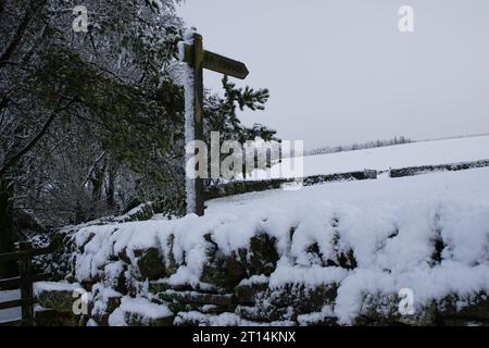 Der Fußweg zum Pinhaw Beacon - Snowy Winter Wonderland in Lothersdale, den Yorkshire Dales, North Yorkshire, England, Großbritannien Stockfoto