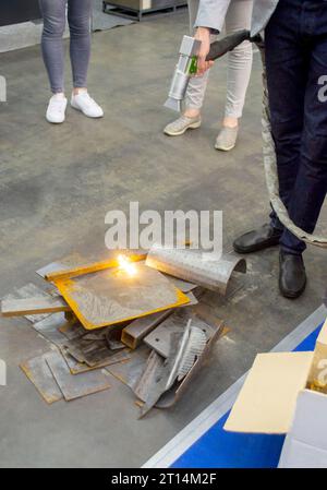 Metallreinigung mit Laser. Ein Mann, der eine Metalloberfläche mit einer Laser-Metallreinigungsmaschine von Rost reinigt. Arbeiter, der Metall von der Beschichtung mit dem Laser reinigt. Laser Clean-Technologien aus Stahl. Neue moderne Technologie Stockfoto