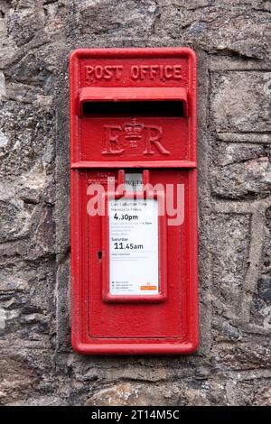 Traditionelles britisches Rot in einer Backsteinmauer Royal Mail/Post Office Briefkasten/Postfach Stockfoto