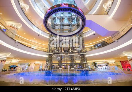 Innenansicht der Aufzugsschächte im zentralen Atrium der hoch aufragenden Einkaufsebenen im luftigen, modernen Einkaufszentrum Deniz. In Baku, Azerba Stockfoto