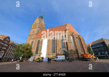 Arbeiten an der Suedseite der evangelischen Marktkirche in Hannover Foto vom 11.10.2023. Nach mehr als fuenf Jahre mit zum Teil heftigen Kontroversen ist das umstrittene Reformationsfenster für die evangelische Marktkirche an Ort und Stelle. Handwerker setzt das Werk des Kuenstlers Markus Luepertz in den vergangenen Tagen an der Suedseite der spaetmittelalterlichen Backsteinkirche ein. Das mehr als 13 Meter hohe Buntglasfenster zeigt unter anderem eine große weisse Figur, die Martin Luther 1483-1546 darstellen soll, dazu Motive zur Reformation, die in leuchtenden roten, gruenen, gelb un Stockfoto