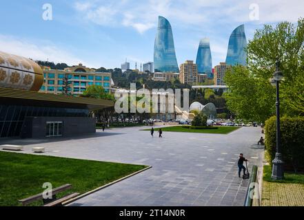 Ein Blick auf die berühmten Flame Tower Gebäude mit einem Teil des Teppichmuseums im Vordergrund. In Baku, Aserbaidschan. Stockfoto