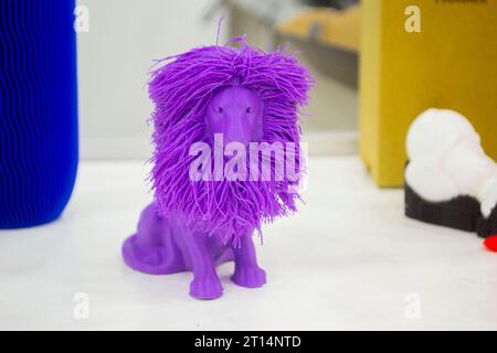 Objektmodell, das auf einem 3D-Drucker aus geschmolzenem Kunststoff gedruckt wird. 3D-Drucker gedruckter Prototyp von Spielzeug aus geschmolzenem Kunststoff. 3D-Konstruktion und Prototyping. Additive progressive neue moderne 3D-Drucktechnologie Stockfoto