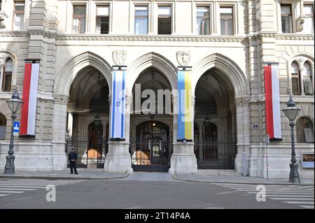 Wien, Österreich. Oktober 2023. Wien sendet ein Zeichen der Solidarität gegenüber Israel aus. Israels Flagge wird am Wiener Rathaus gehisst. Quelle: Franz Perc/Alamy Live News Stockfoto