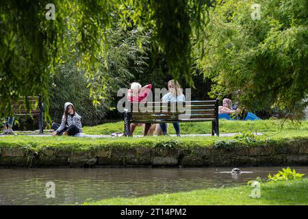 Menschen, die sich in den Trenance Gardens in Newquay in Cornwall in Großbritannien entspannen. Stockfoto