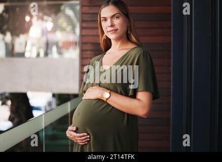 Porträt, Schwangere und Geschäftsfrau auf ihrem Außenbalkon des Büros zu Beginn ihres Mutterschaftsurlaubs von der Arbeit. Gesellschaft, Bauch und Schwangerschaft mit A Stockfoto
