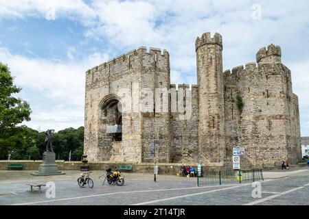 Caernarfon Castle fotografiert vom Stadtplatz Stockfoto