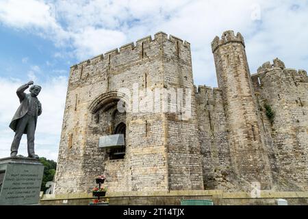 David Lloyd George Statue vor Caernarfon Castle auf dem Stadtplatz Stockfoto