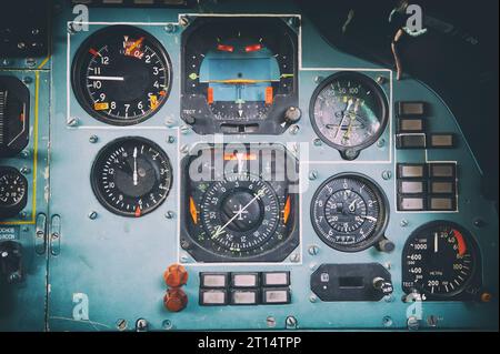 Kontrolltafel in einem alten Flugzeugcockpit der udssr. Nahaufnahme des Hintergrunds. Stockfoto