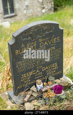 Das Grab des Schauspielers Rupert Davies (1916–1976), bekannt für die Rolle des Detektivs Maigret in der St Beuno's Church, Pistyll Stockfoto