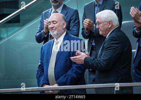 127. Bundestagssitzung und Debatte Bundespraesident Frank-Walter Steinmeier und Ron Prosor Botschafter von Israel in der Bundesrepublik Deutschland auf der Ehrentribuene des Deutschen Bundestag und zeigen bedauern für die Situation des Staates Israel bei der Schweigeminute im Deutschen Bundestag zur Lage in Israel, Berlin, 11.10.2023 Berlin Berlin Deutschland *** 127 Bundestagssitzung und Debatte Bundespräsident Frank Walter Steinmeier und Ron Prosor Botschafter Israels in der Bundesrepublik Deutschland auf der Ehrentribüne des Deutschen Bundestages und bedauert die Situation des Deutschen Bundestages Stockfoto