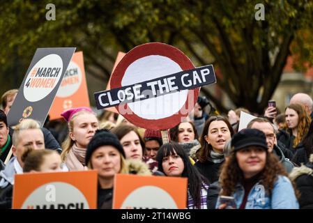 Schließen Sie das Gap-Zeichen auf dem von Care International in London organisierten Protest zur Gleichstellung von Frauen am 4. März. Plakette für geschlechtsspezifische Lohnunterschiede Stockfoto