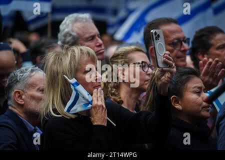 New York City, USA. Oktober 2023. Gewählte Vertreter schließen sich Gemeindevertretern und New Yorkern an der Mahnwache „New York Stand with Israel“ an und treffen am 10. Oktober 2023 auf dem Dag Hammarskjold Plaza in New York City, NY. Die Kundgebung wurde von der UJA Federation of New York und dem Jewish Community Relations Council of New York organisiert. (Foto: Steve Sanchez/SIPA USA). Quelle: SIPA USA/Alamy Live News Stockfoto