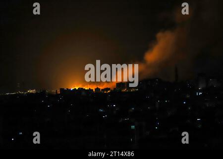 Gaza. Oktober 2023. Rauch steigt nach einem israelischen Luftangriff in Gaza-Stadt am 11. Oktober 2023. Quelle: Rizek Abdeljawad/Xinhua/Alamy Live News Stockfoto