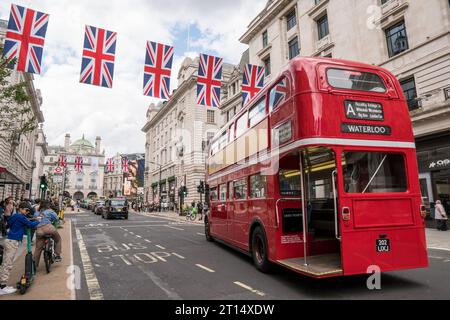 Der berühmte rote Routemaster Doppeldeckerbus auf der Regents Street London im Juli 2023 bringt Touristen nach Waterloo, Big Ben, Piccadilly Circus usw. Stockfoto