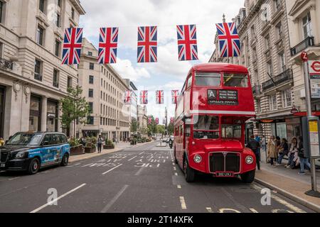 Der berühmte rote Routemaster Doppeldeckerbus auf der Regents Street London im Juli 2023 bringt Touristen nach Waterloo, Big Ben, Piccadilly Circus usw. Stockfoto