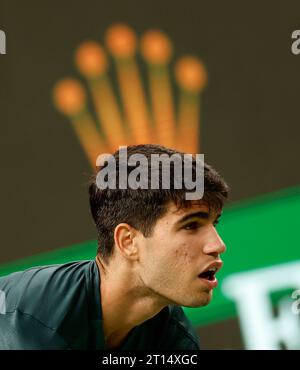 Shanghai, China. Oktober 2023. Carlos Alcaraz aus Spanien sieht beim Achtelfinale der Männer zwischen Carlos Alcaraz aus Spanien und Grigor Dimitrov aus Bulgarien beim ATP Shanghai Masters Tennis Turnier in Shanghai, Ostchina, 11. Oktober 2023 an. Quelle: Wang Lili/Xinhua/Alamy Live News Stockfoto