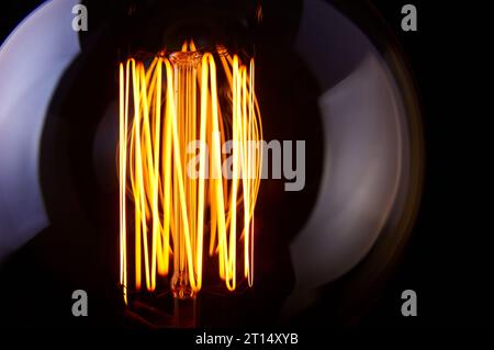 Klassische Edison-Glühlampe auf schwarzem Hintergrund Copyspace Stockfoto