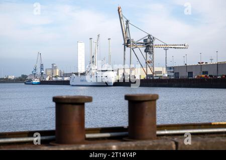 Bremen, Deutschland. Oktober 2023. Das Schiff „Canopee“, das speziell für den Transport der neuen europäischen Ariane 6-Trägerrakete entwickelt wurde, liegt im Hafen von Neustadt vor Anker. Der Segelfrachter hat erstmals in Bremen angedockt und soll bis Ende des Jahres erstmals Teile der Rakete von Europa zum europäischen Raumflughafen Kourou in Französisch-Guayana transportieren. (An dpa 'Fraghter for Ariane 6 Rocket to Transport Parts') Credit: Sina Schuldt/dpa/Alamy Live News Stockfoto