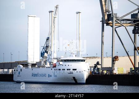 Bremen, Deutschland. Oktober 2023. Das Schiff „Canopee“, das speziell für den Transport der neuen europäischen Ariane 6-Trägerrakete entwickelt wurde, liegt im Hafen von Neustadt vor Anker. Der Segelfrachter hat erstmals in Bremen angedockt und soll bis Ende des Jahres erstmals Teile der Rakete von Europa zum europäischen Raumflughafen Kourou in Französisch-Guayana transportieren. (An dpa 'Fraghter for Ariane 6 Rocket to Transport Parts') Credit: Sina Schuldt/dpa/Alamy Live News Stockfoto