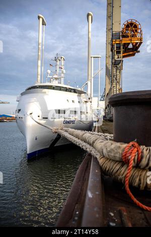 Bremen, Deutschland. Oktober 2023. Das Schiff „Canopee“, das speziell für den Transport der neuen europäischen Ariane 6-Trägerrakete entwickelt wurde, liegt im Hafen von Neustadt vor Anker. Der Segelfrachter hat erstmals in Bremen angedockt und soll bis Ende des Jahres erstmals Teile der Rakete von Europa zum europäischen Raumflughafen Kourou in Französisch-Guayana transportieren. (An dpa 'Fraghter for Ariane 6 Rocket to Transport Parts') Credit: Sina Schuldt/dpa/Alamy Live News Stockfoto