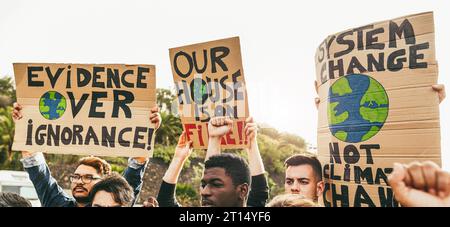 Gruppe von Demonstranten auf der Straße, junge Menschen aus verschiedenen Kulturen und Rassen kämpfen für den Klimawandel - Globale Erwärmung und Umweltkonzept - Im Fokus Stockfoto