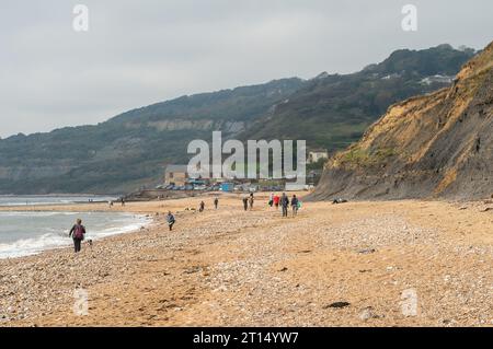 Charmouth, Dorset, Großbritannien. Oktober 2023. Die Temperaturen bleiben im Oktober in Charmouth, Dorset, höher als üblich. Die Leute suchten heute Morgen am Strand nach Fossilien und gingen mit ihren Hunden spazieren. Das Met Office hat eine gelbe Warnung vor Regen für den Südwesten Englands von 21,00 heute Abend bis morgen Nacht ausgegeben. Quelle: Maureen McLean/Alamy Live News Stockfoto