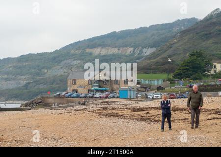 Charmouth, Dorset, Großbritannien. Oktober 2023. Die Temperaturen bleiben im Oktober in Charmouth, Dorset, höher als üblich. Die Leute suchten heute Morgen am Strand nach Fossilien und gingen mit ihren Hunden spazieren. Das Met Office hat eine gelbe Warnung vor Regen für den Südwesten Englands von 21,00 heute Abend bis morgen Nacht ausgegeben. Quelle: Maureen McLean/Alamy Live News Stockfoto